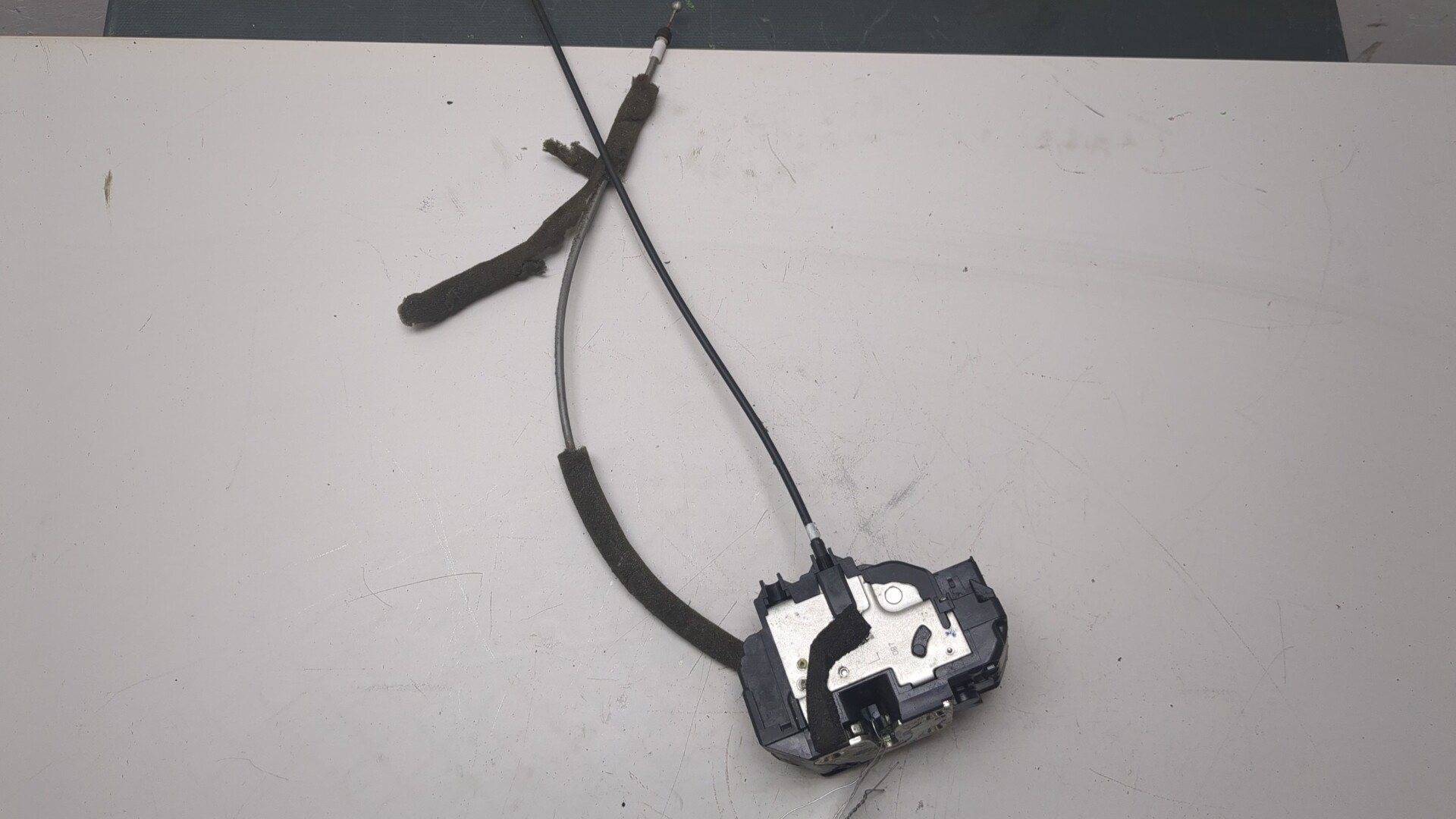 Замок двери передней левой