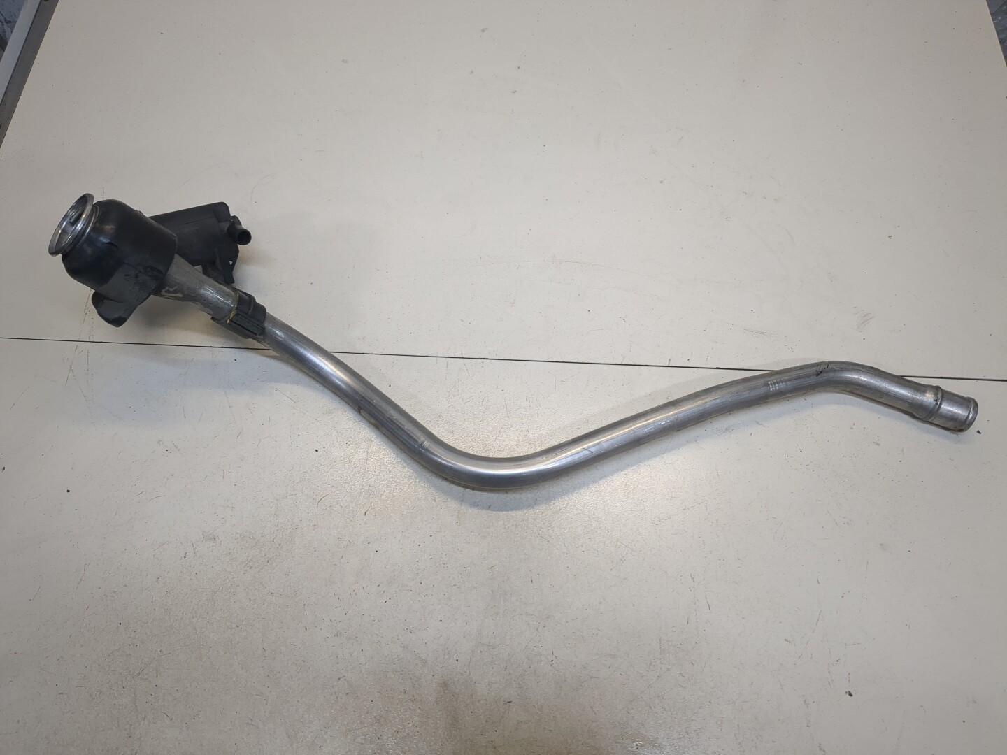 Горловина топливного бака