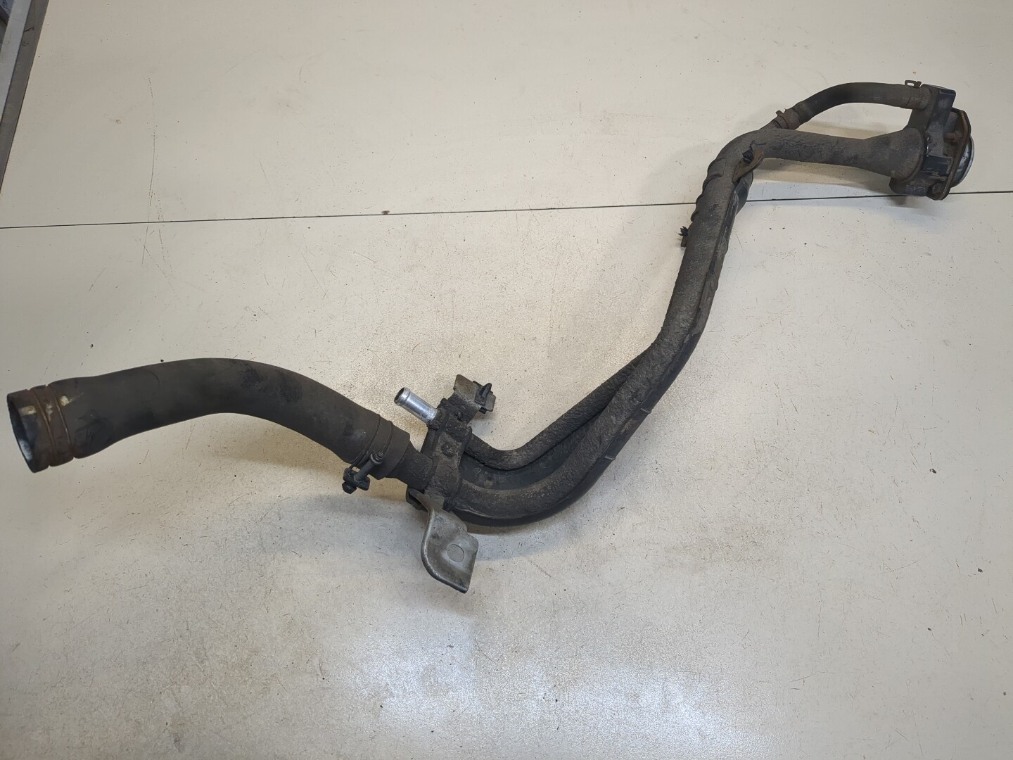 Горловина топливного бака