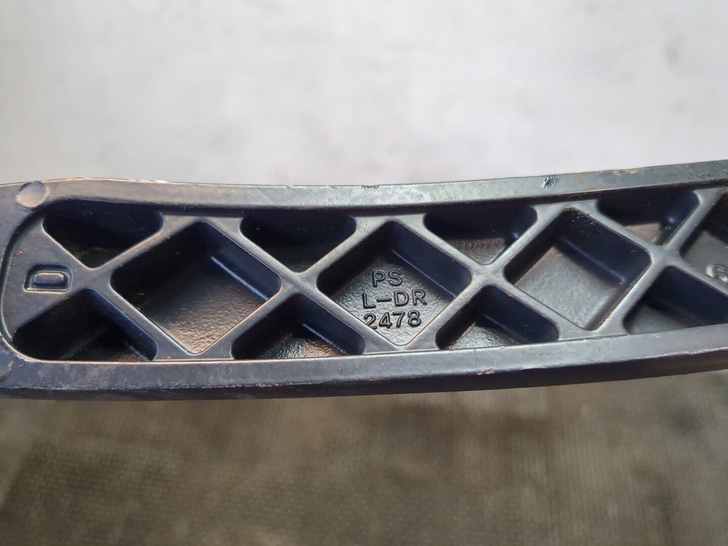 Поводок стеклоочистителя переднего