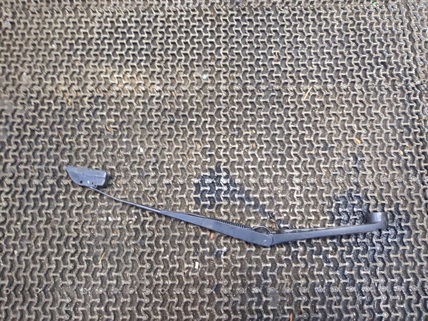 Поводок стеклоочистителя переднего