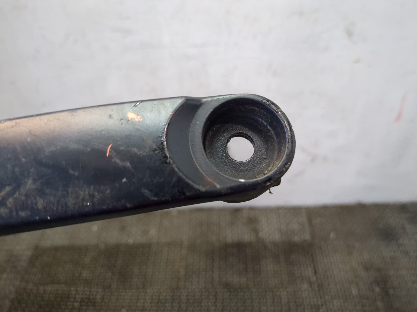 Поводок стеклоочистителя переднего