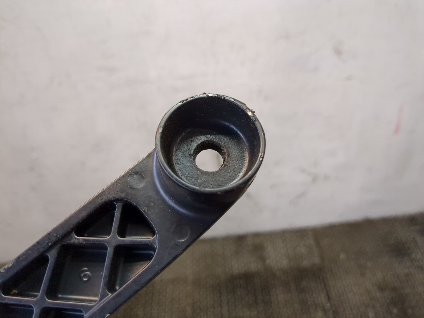 Поводок стеклоочистителя переднего