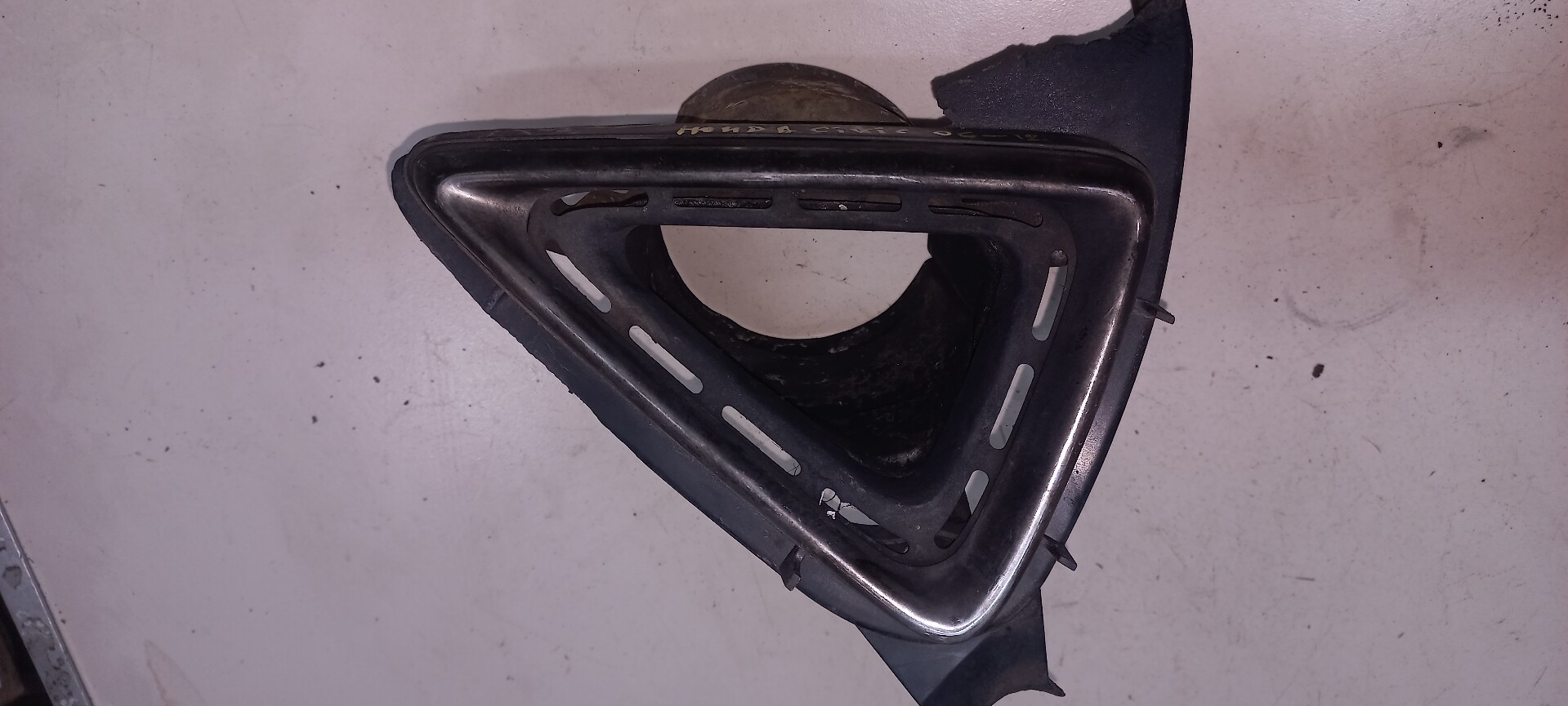 Заглушка бампера правая