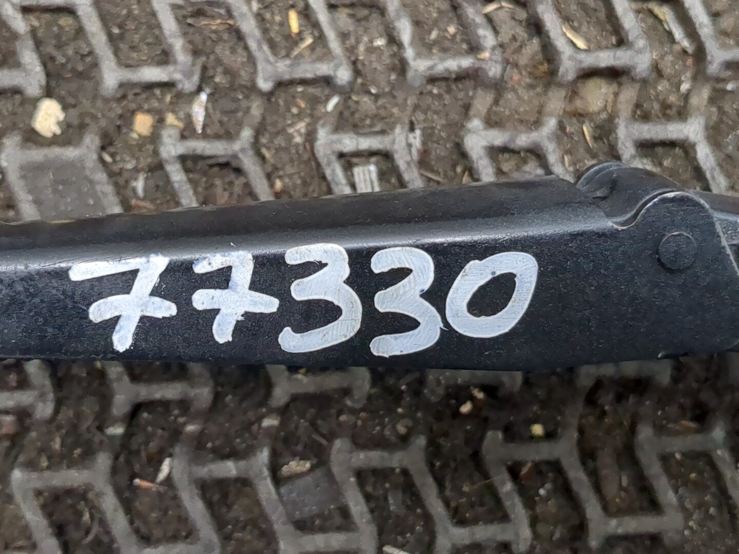 Поводок стеклоочистителя передний правый