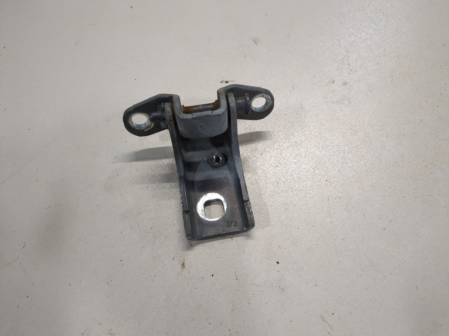 Петля двери