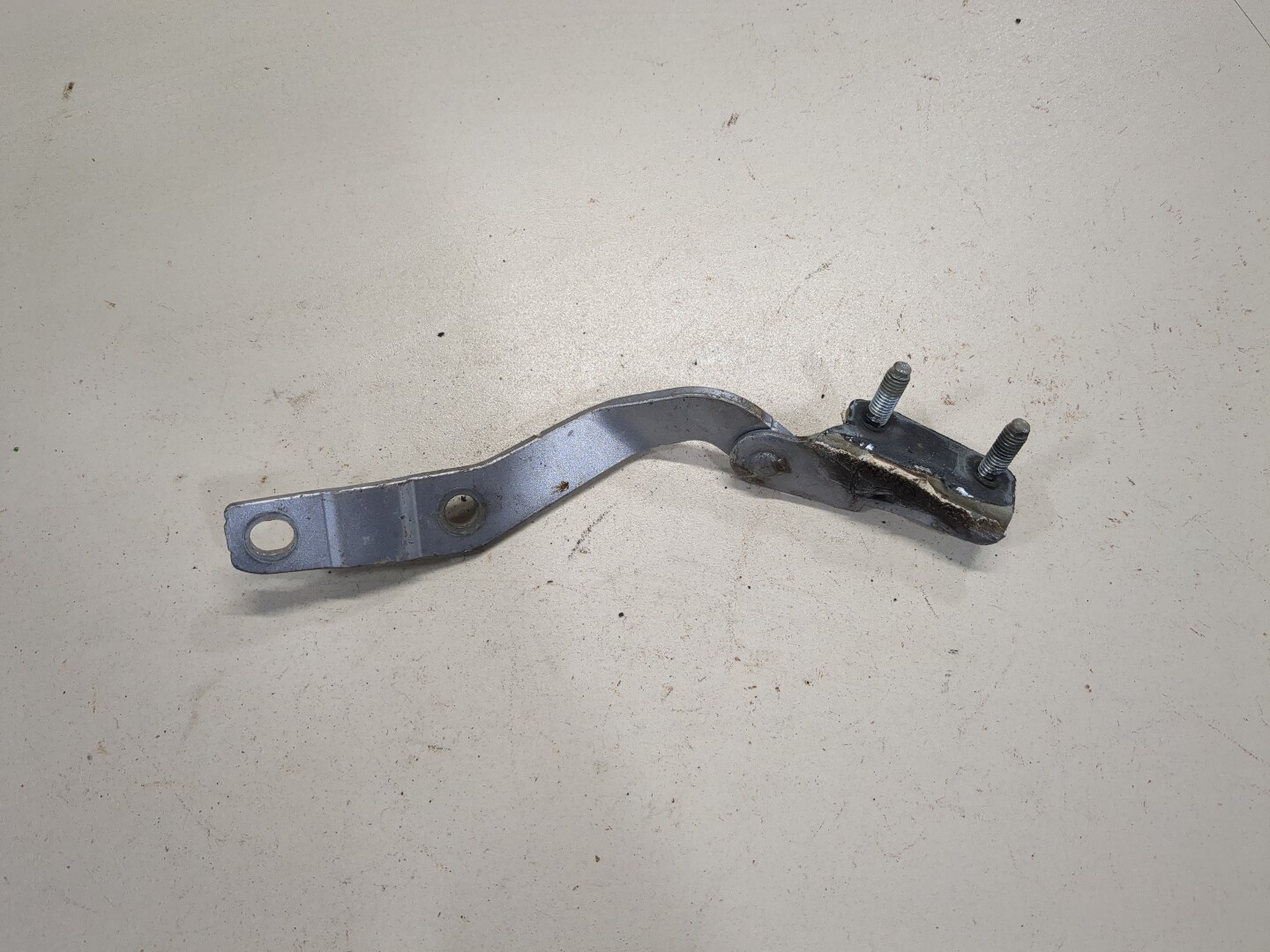 Петля крышки багажника