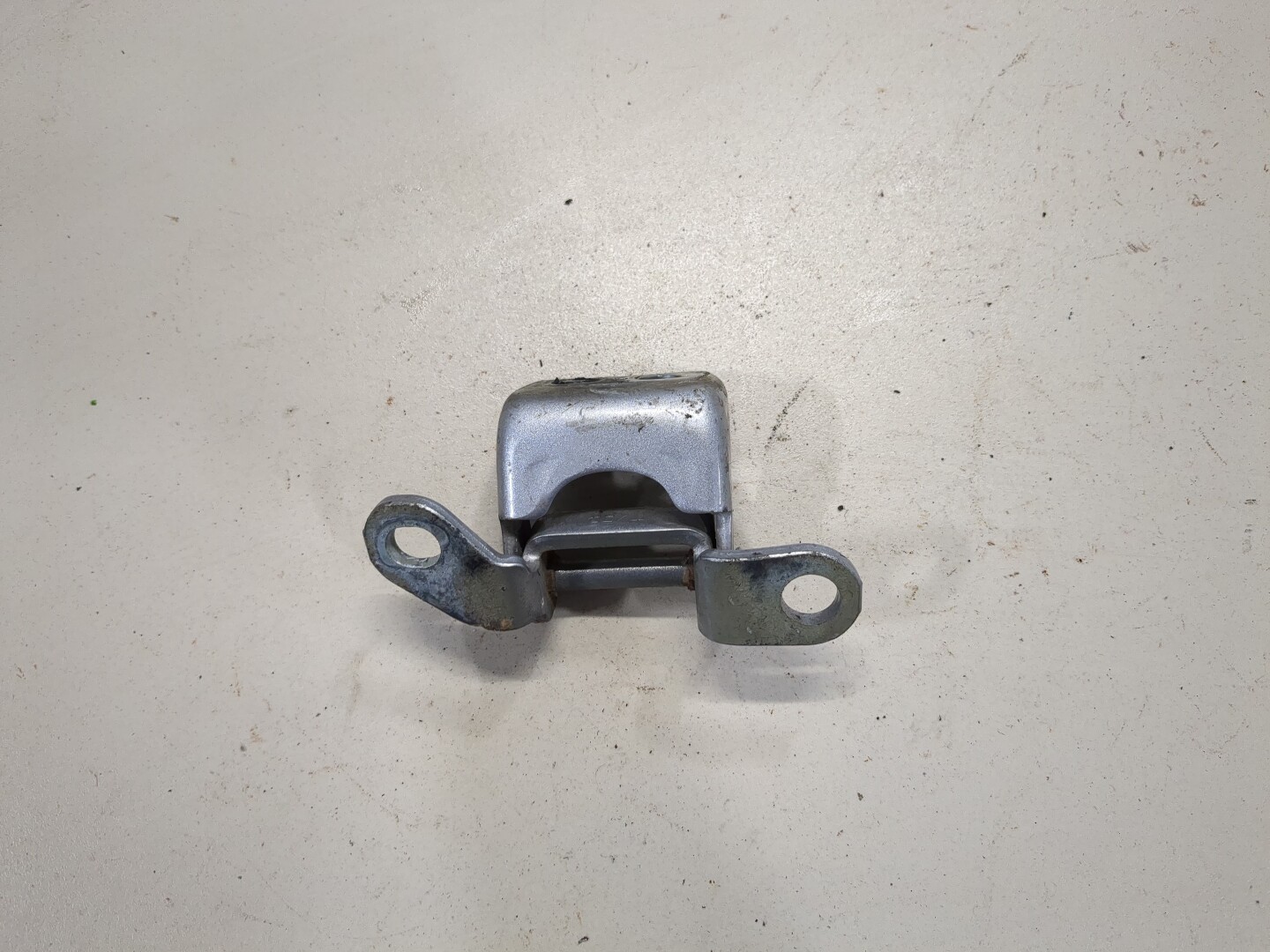 Петля двери