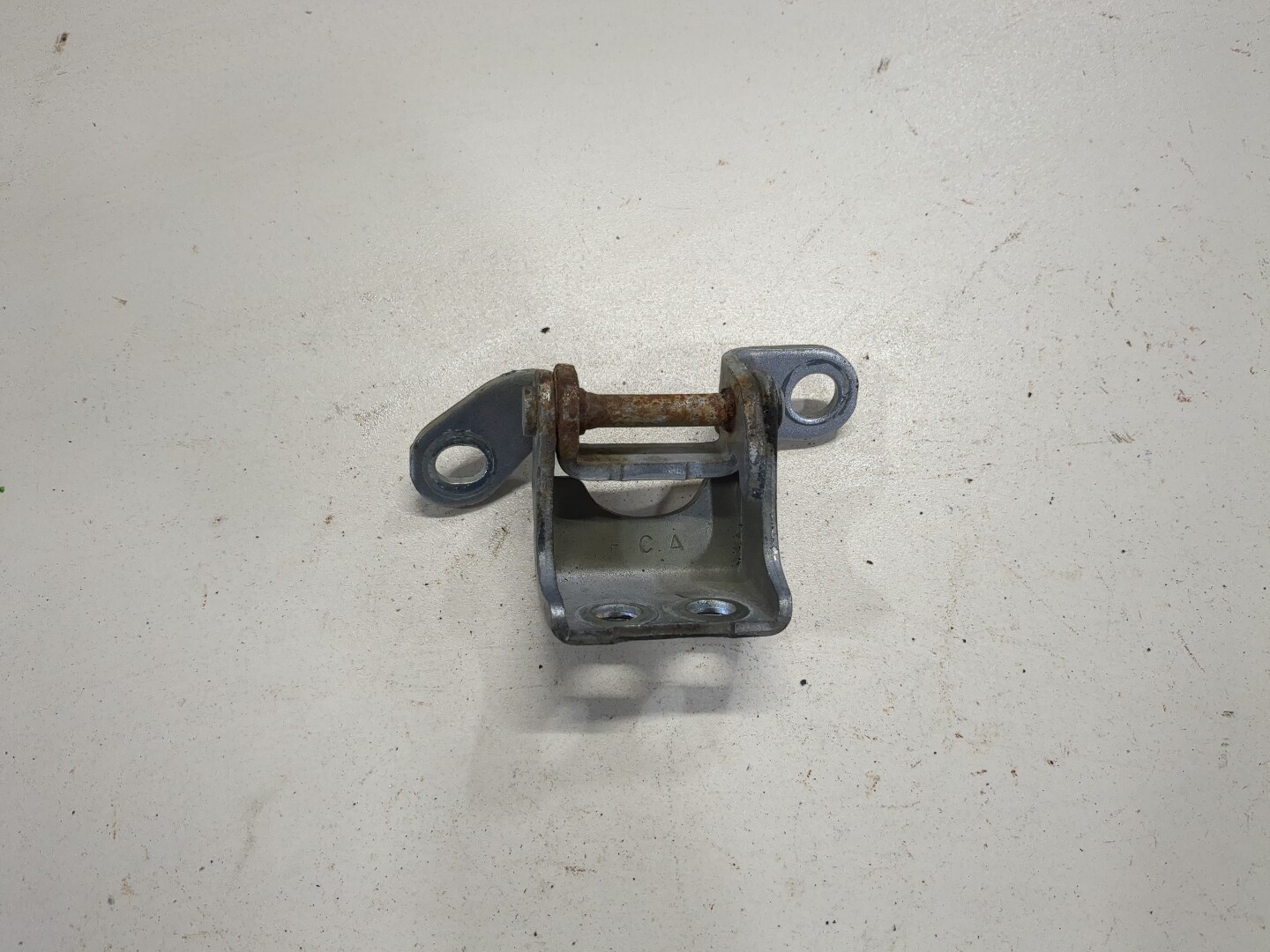 Петля двери