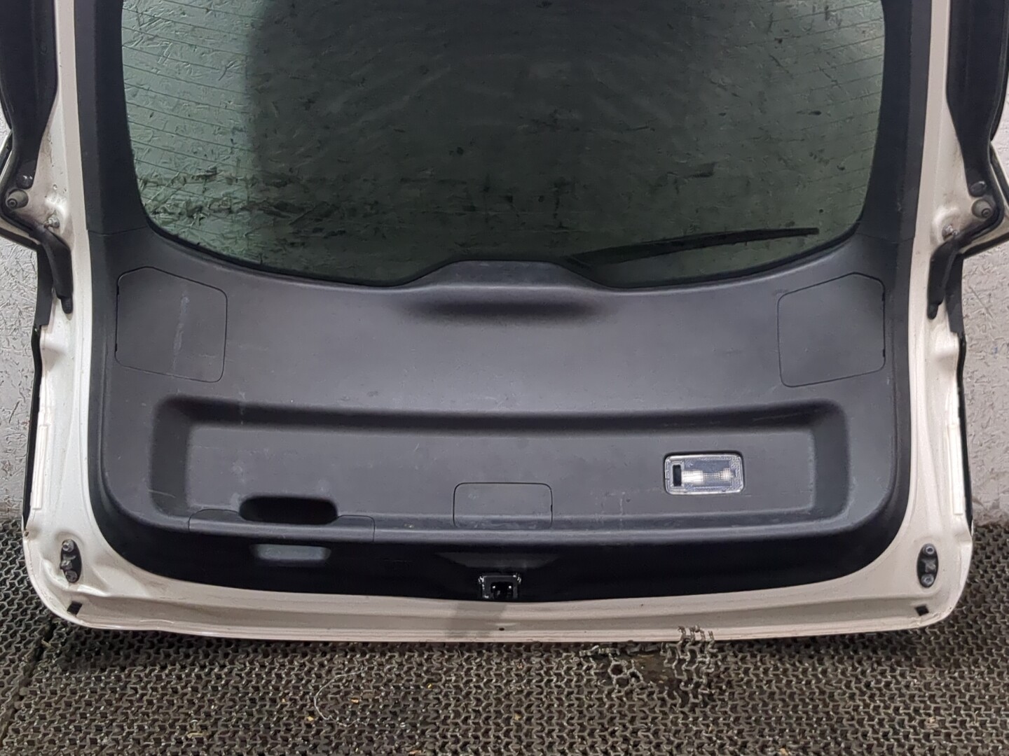 Дверь багажника