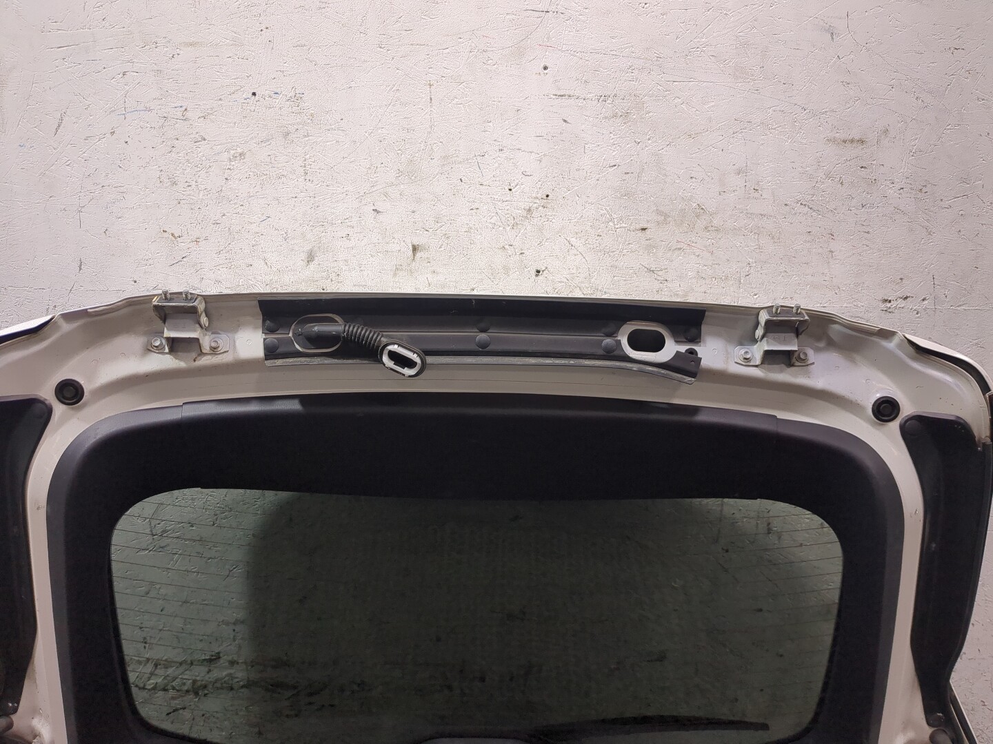 Дверь багажника