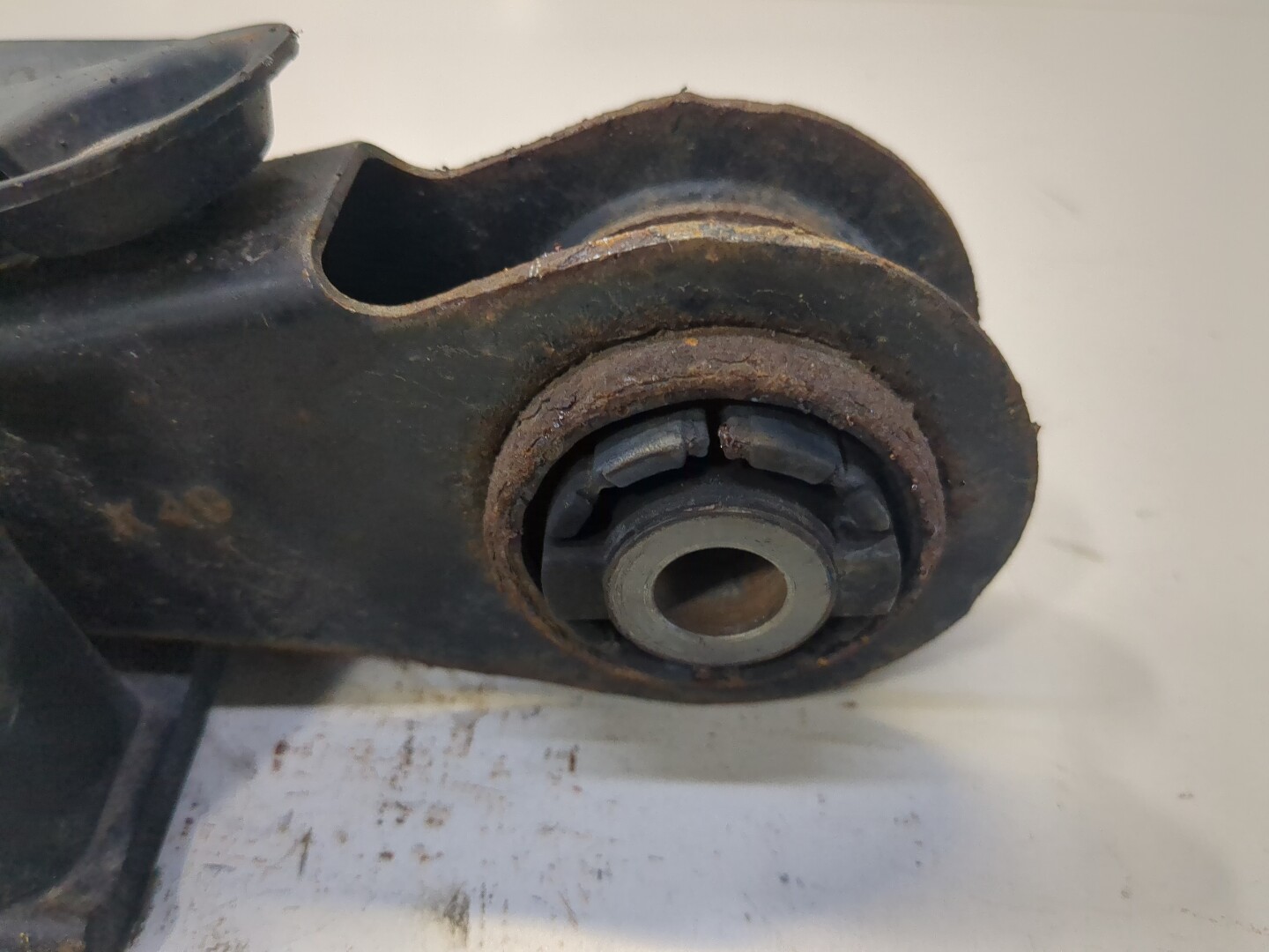 Рычаг задний левый