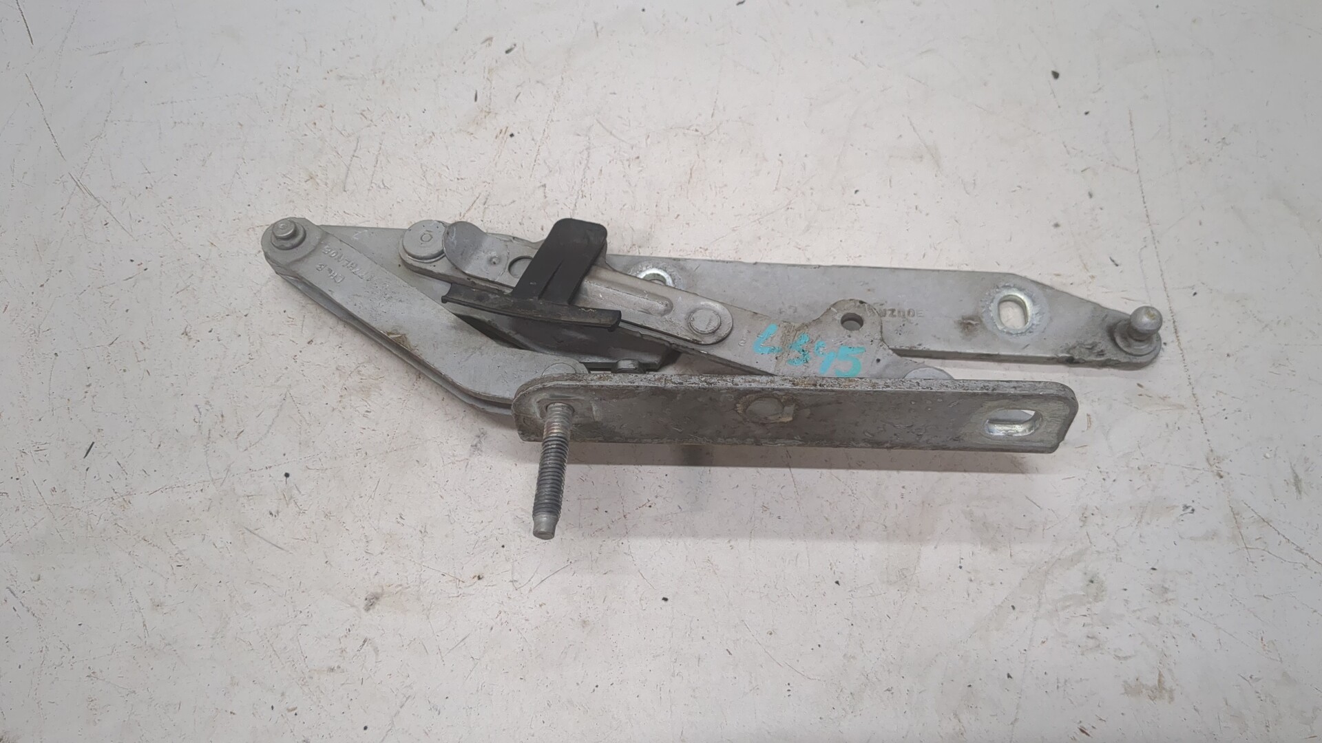 Петля капота левая