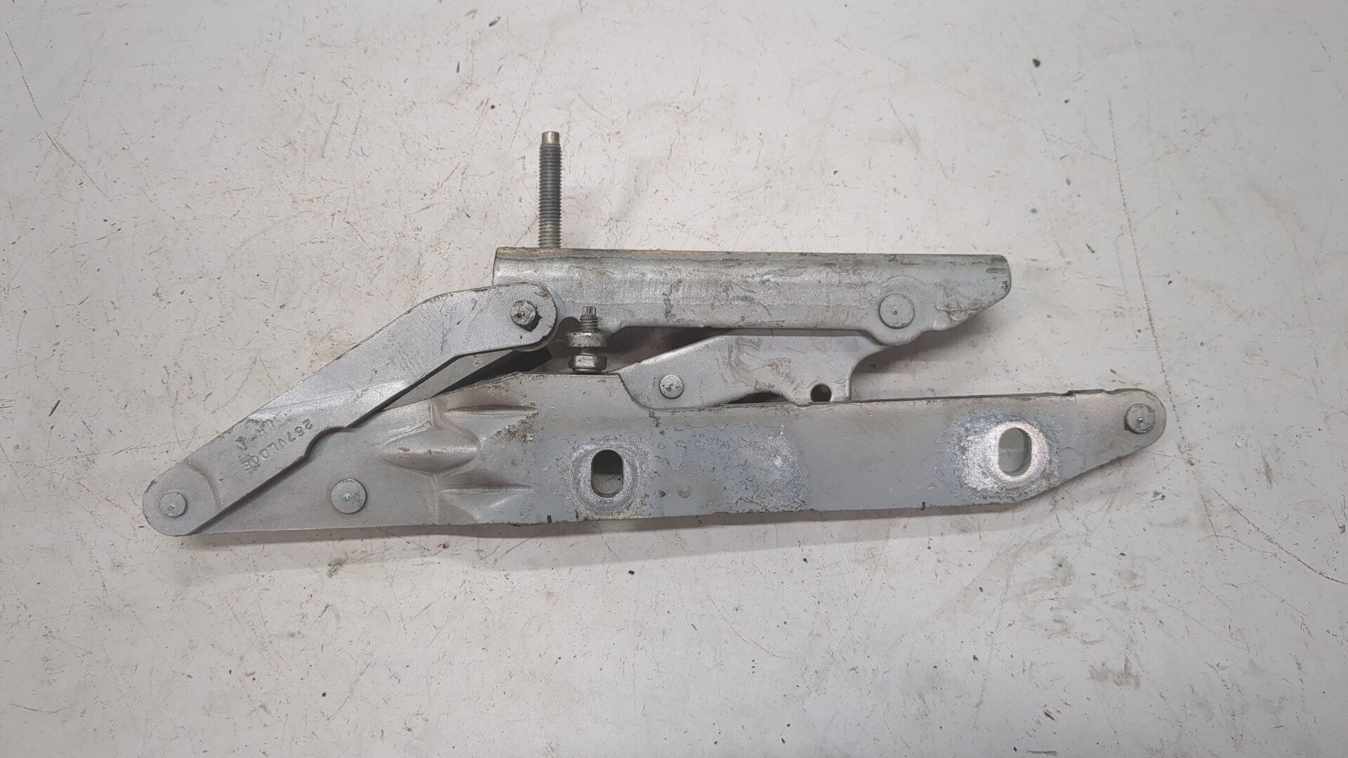 Петля капота левая