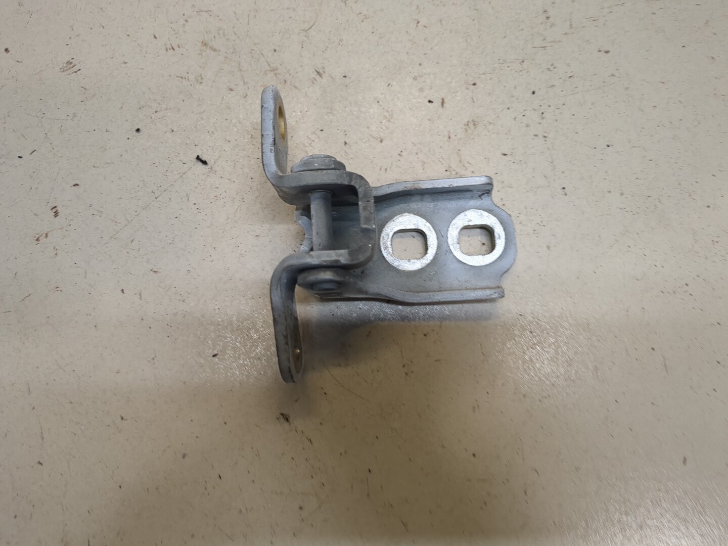 Петля двери