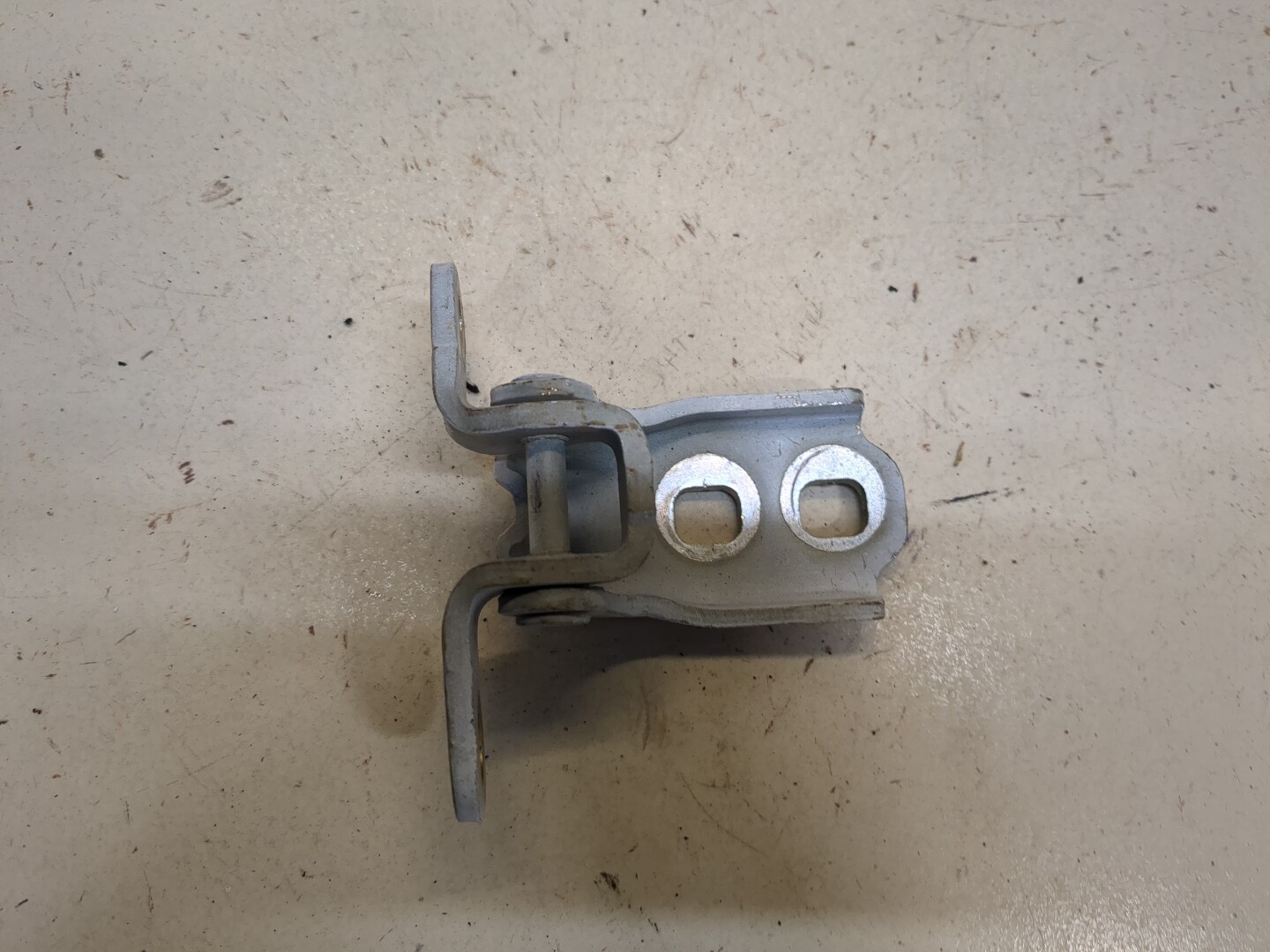 Петля двери