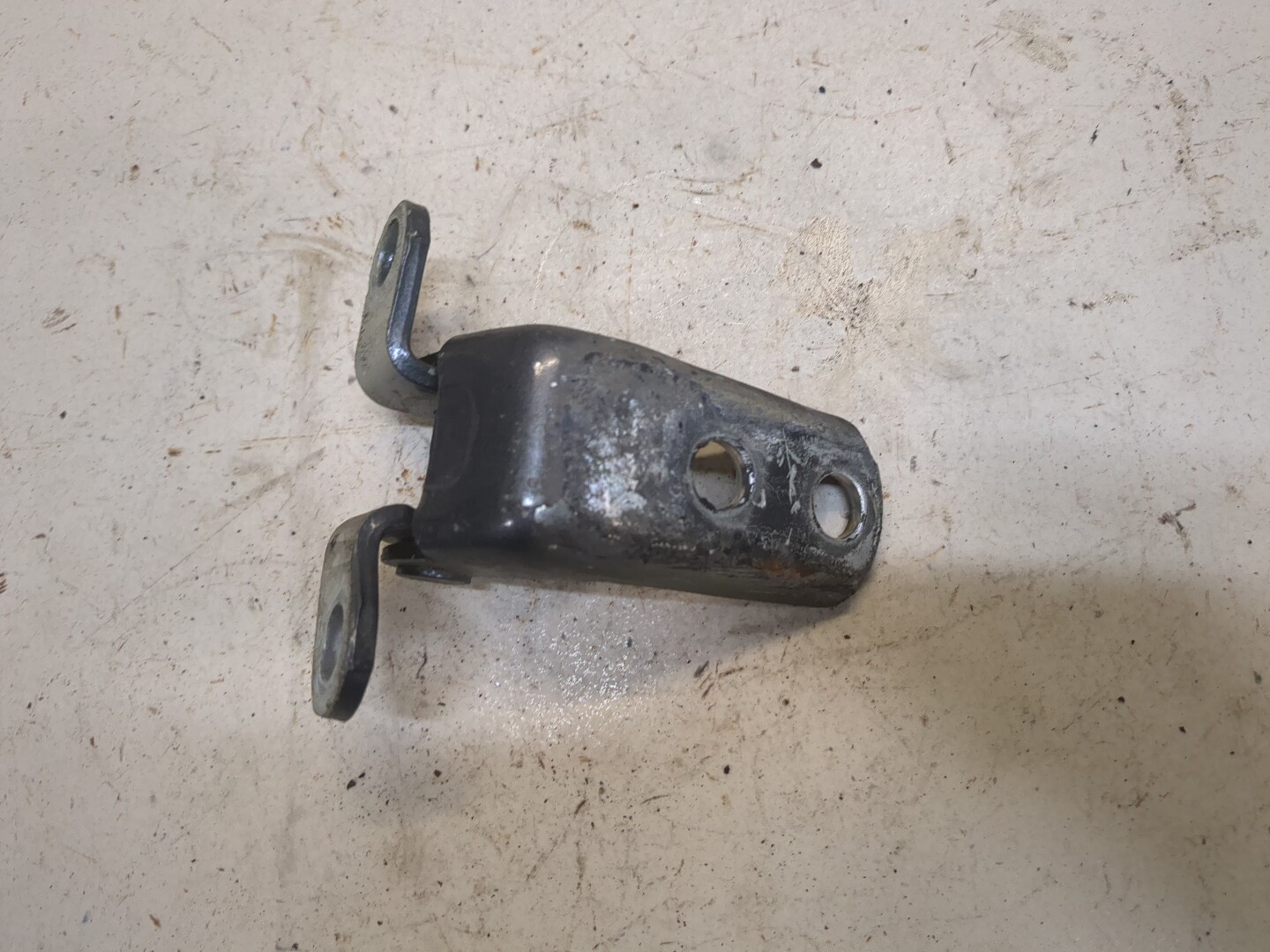 Петля двери