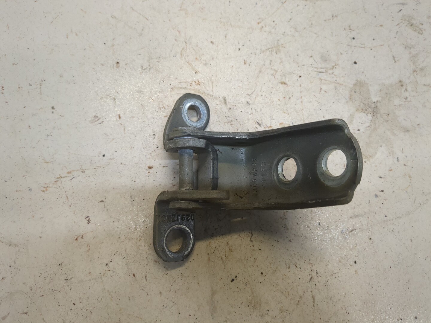 Петля двери