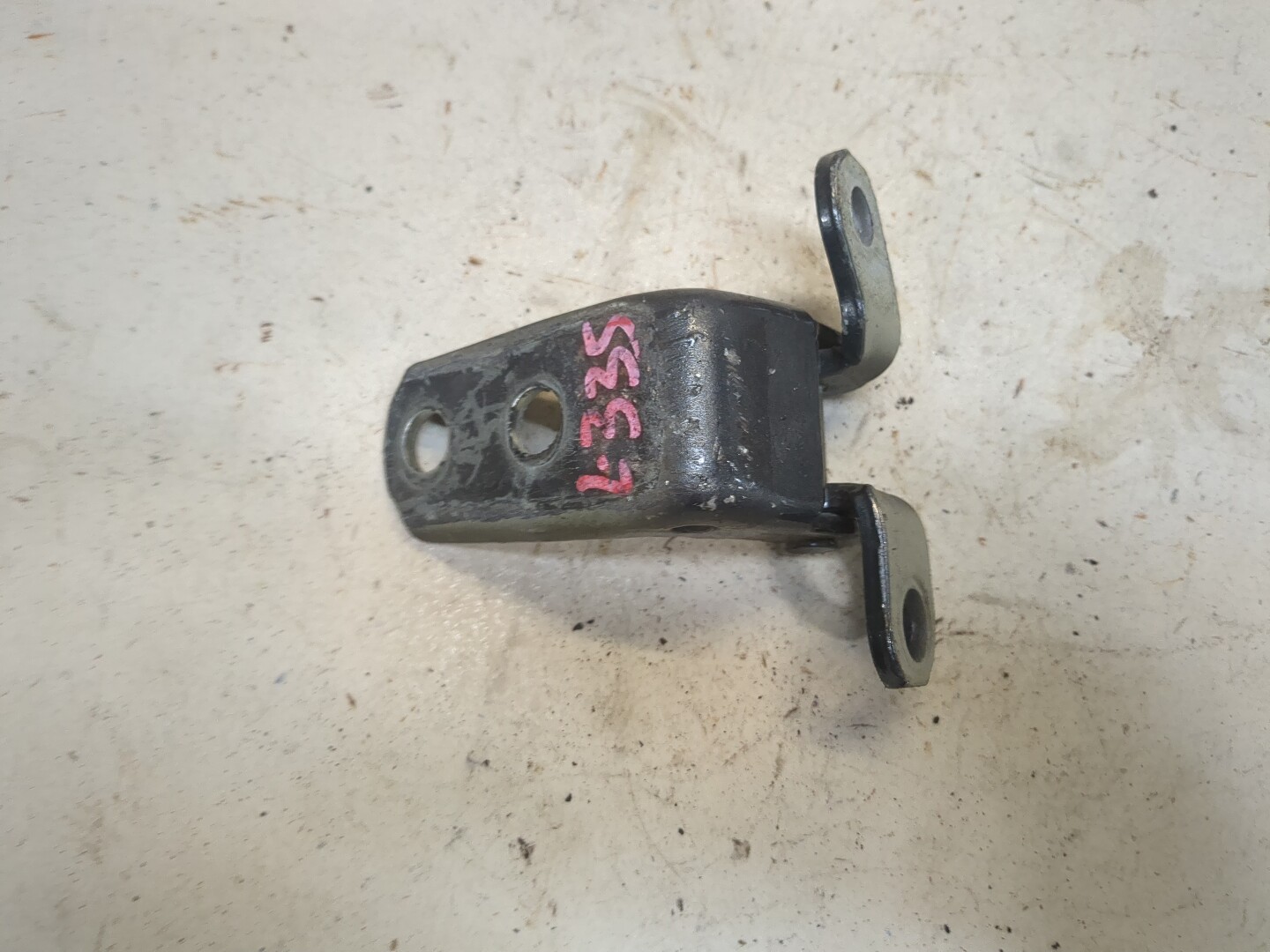 Петля двери