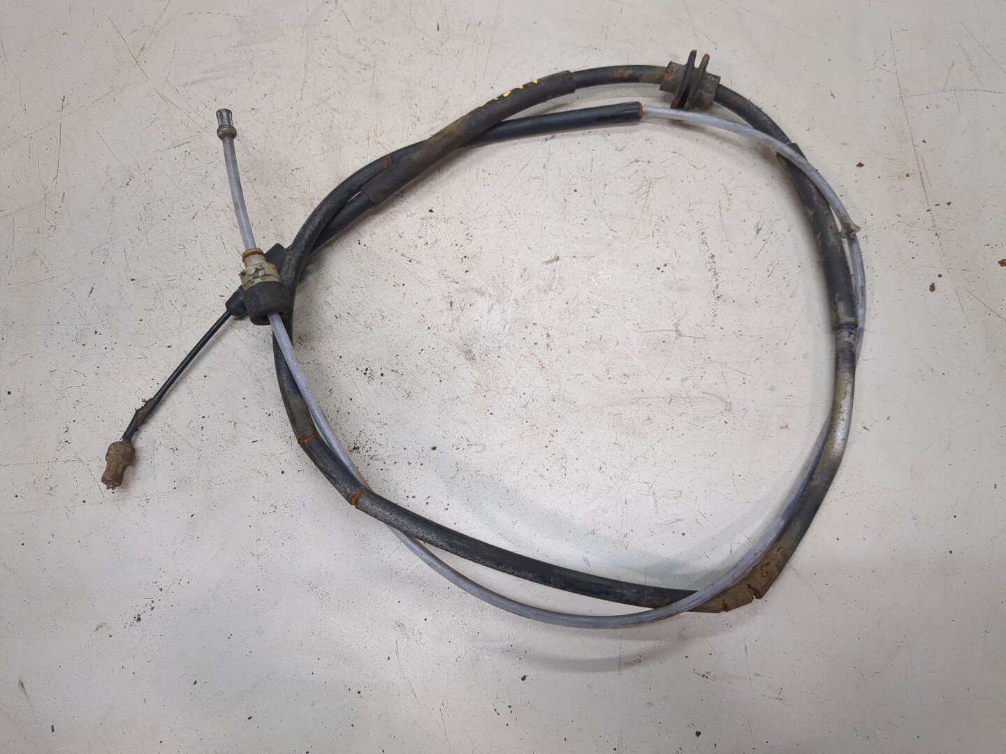 Трос стояночного тормоза