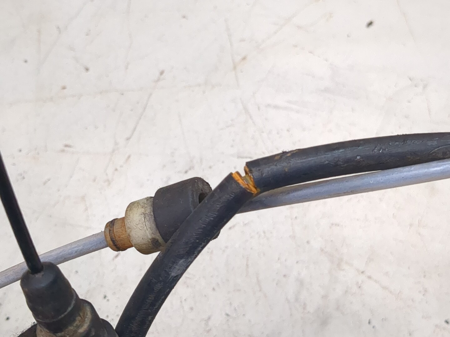 Трос стояночного тормоза