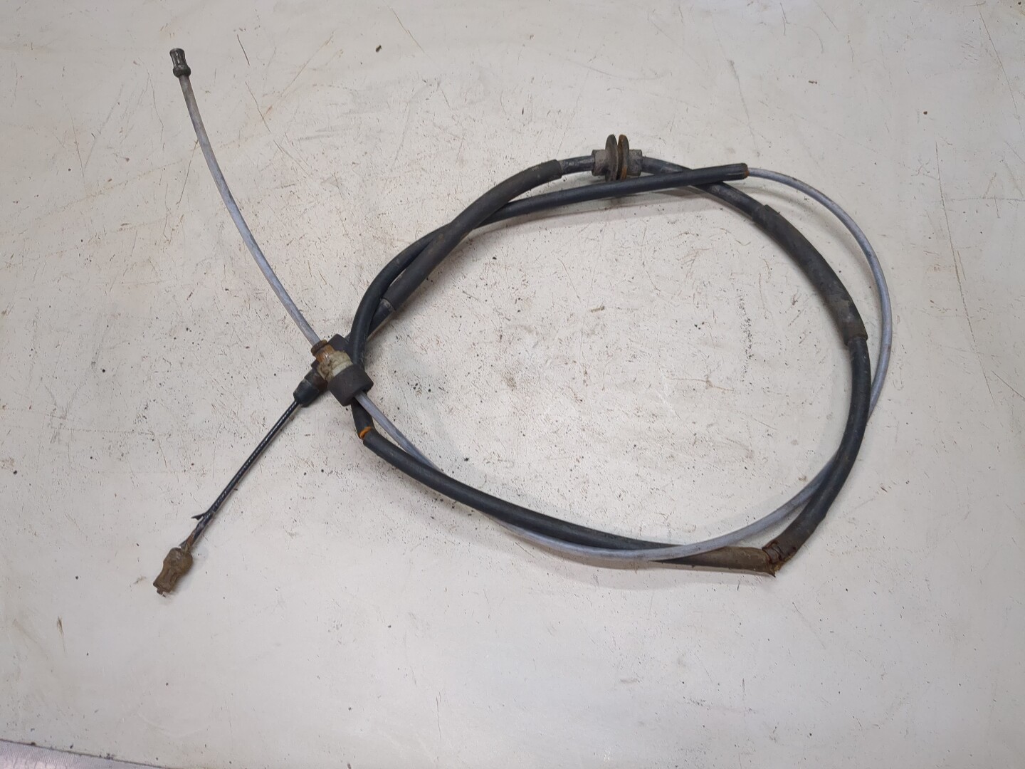 Трос стояночного тормоза