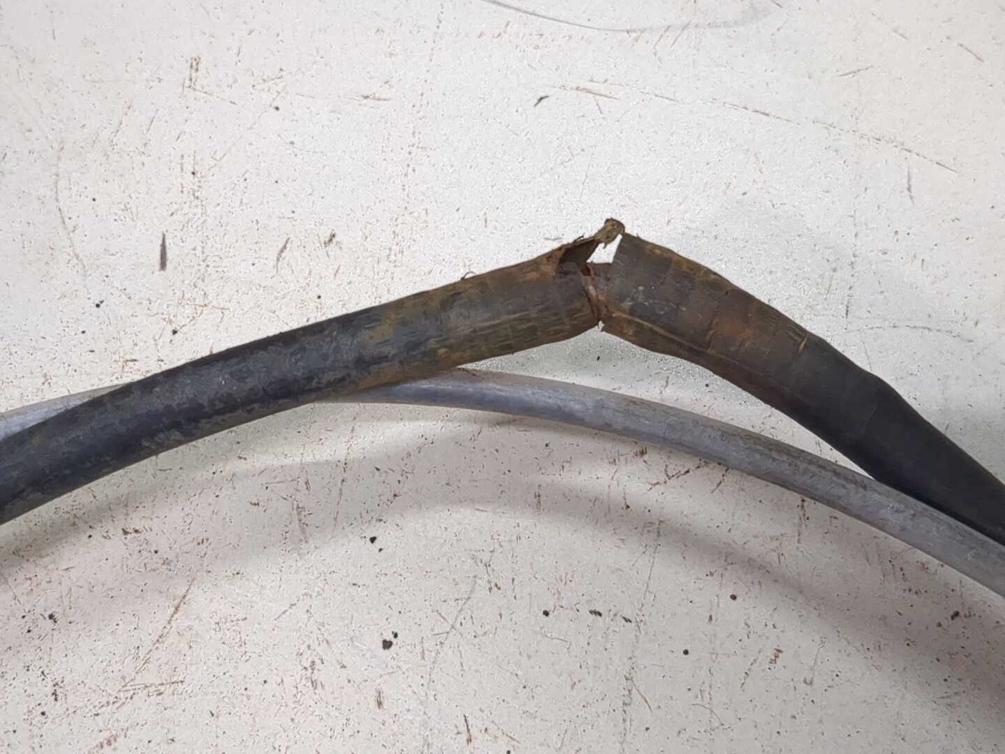 Трос стояночного тормоза