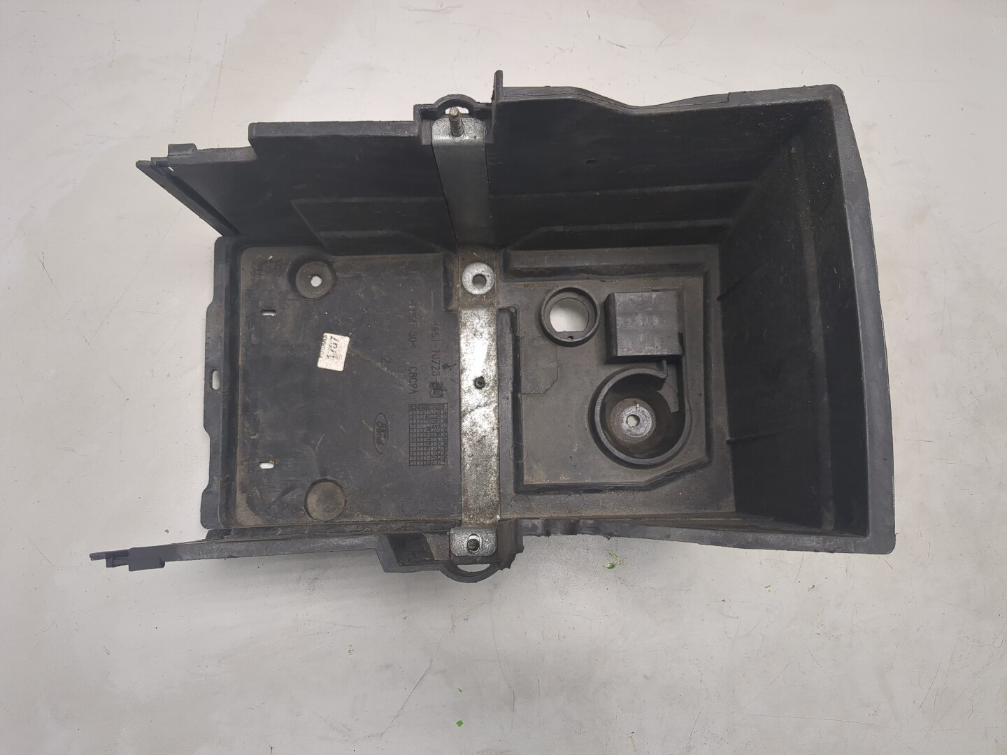 Площадка под аккумулятор (АКБ)