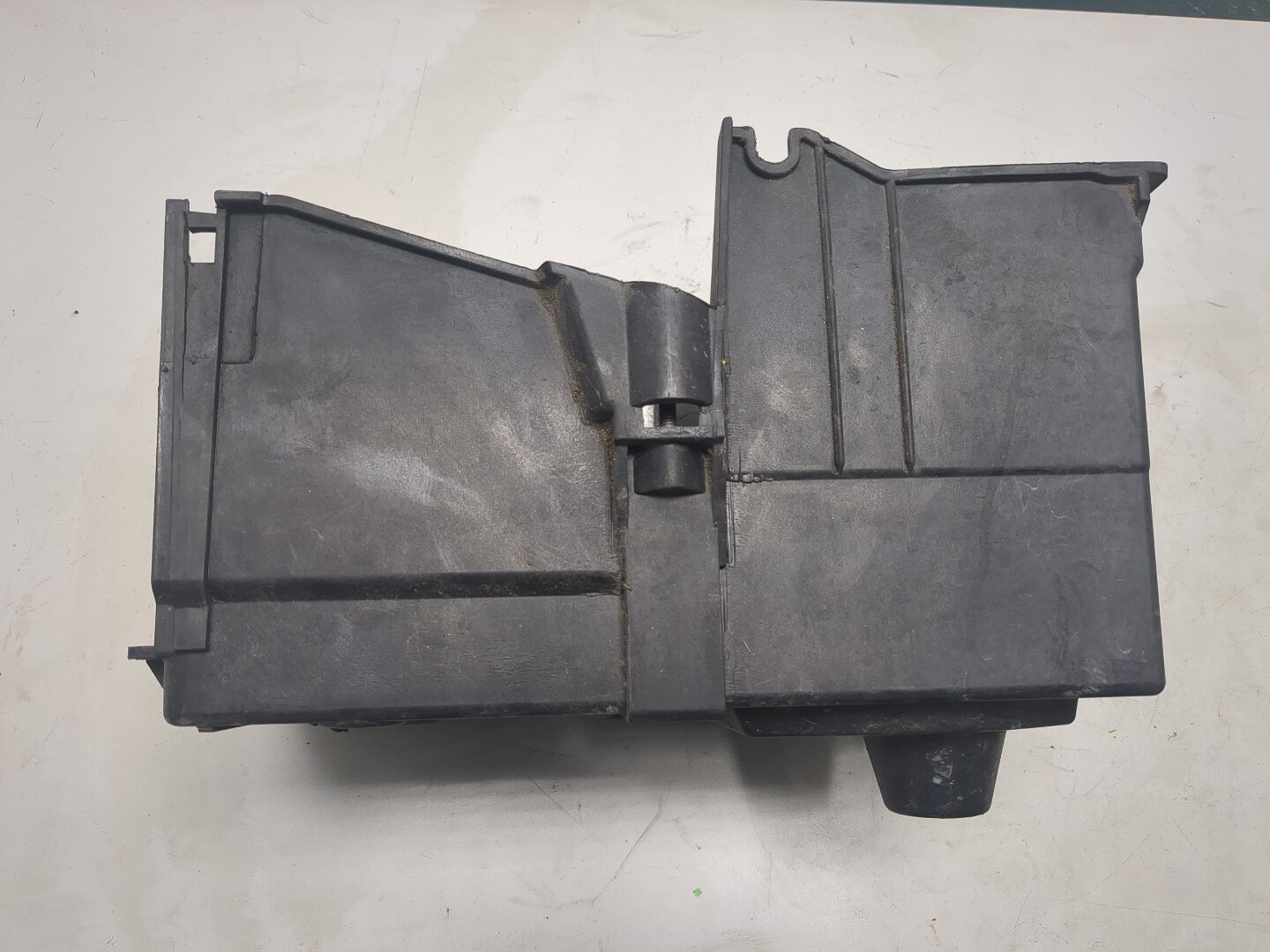 Площадка под аккумулятор (АКБ)