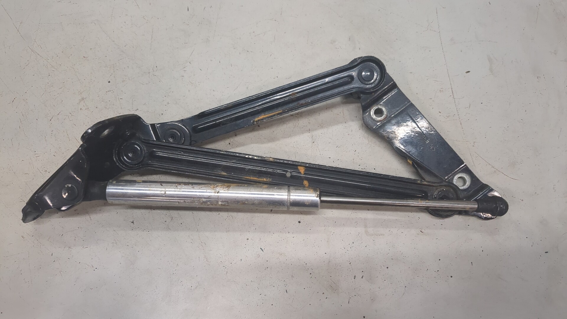 Петля капота левая