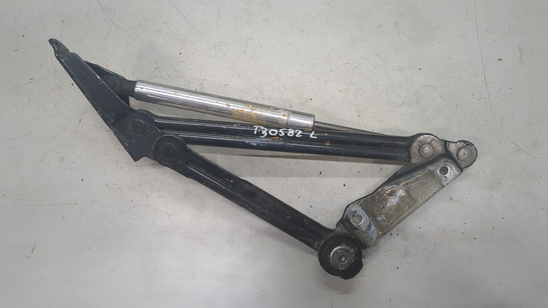 Петля капота левая