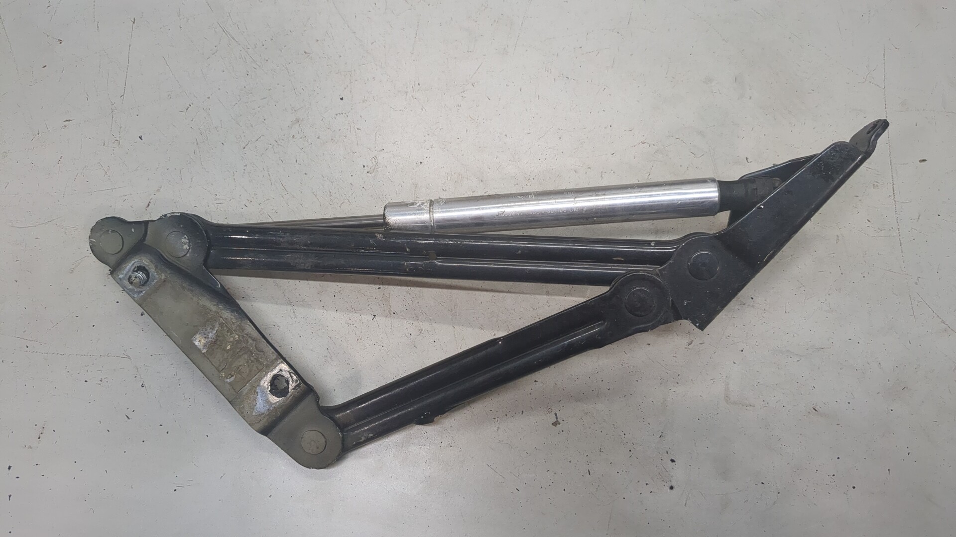 Петля капота правая