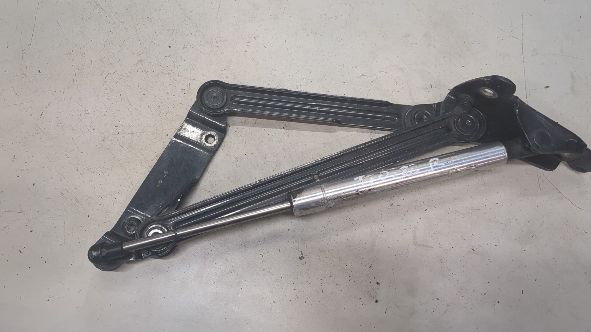 Петля капота правая