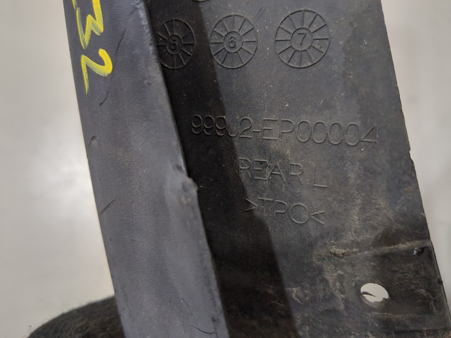 Брызговик задний левый