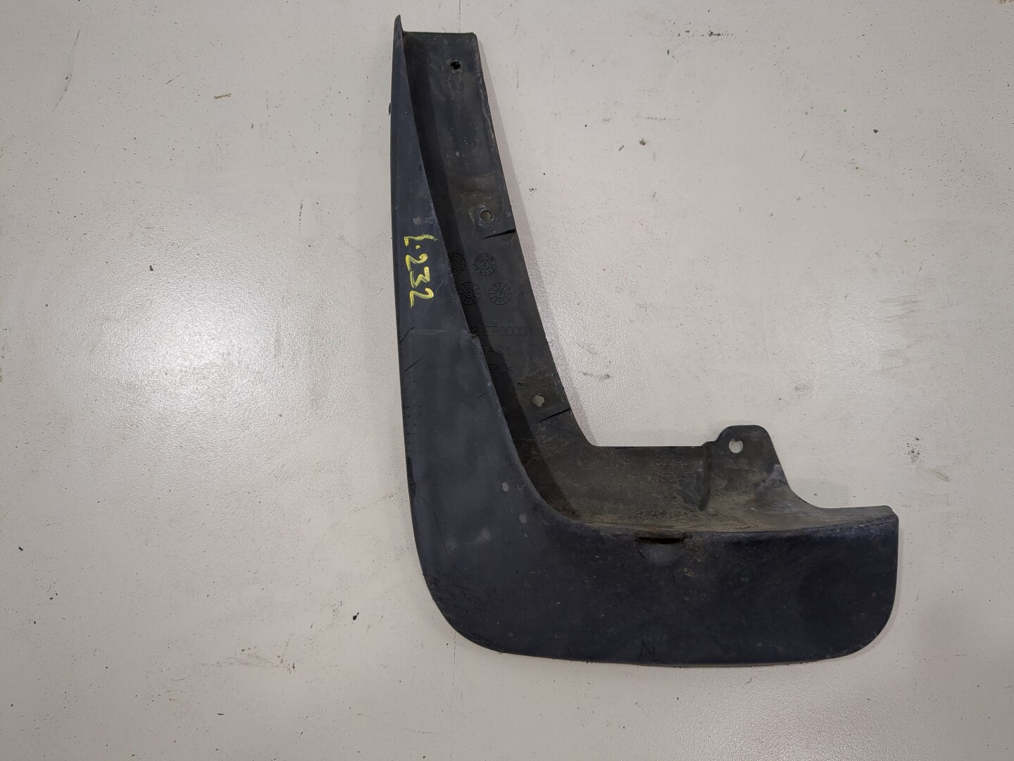 Брызговик задний левый