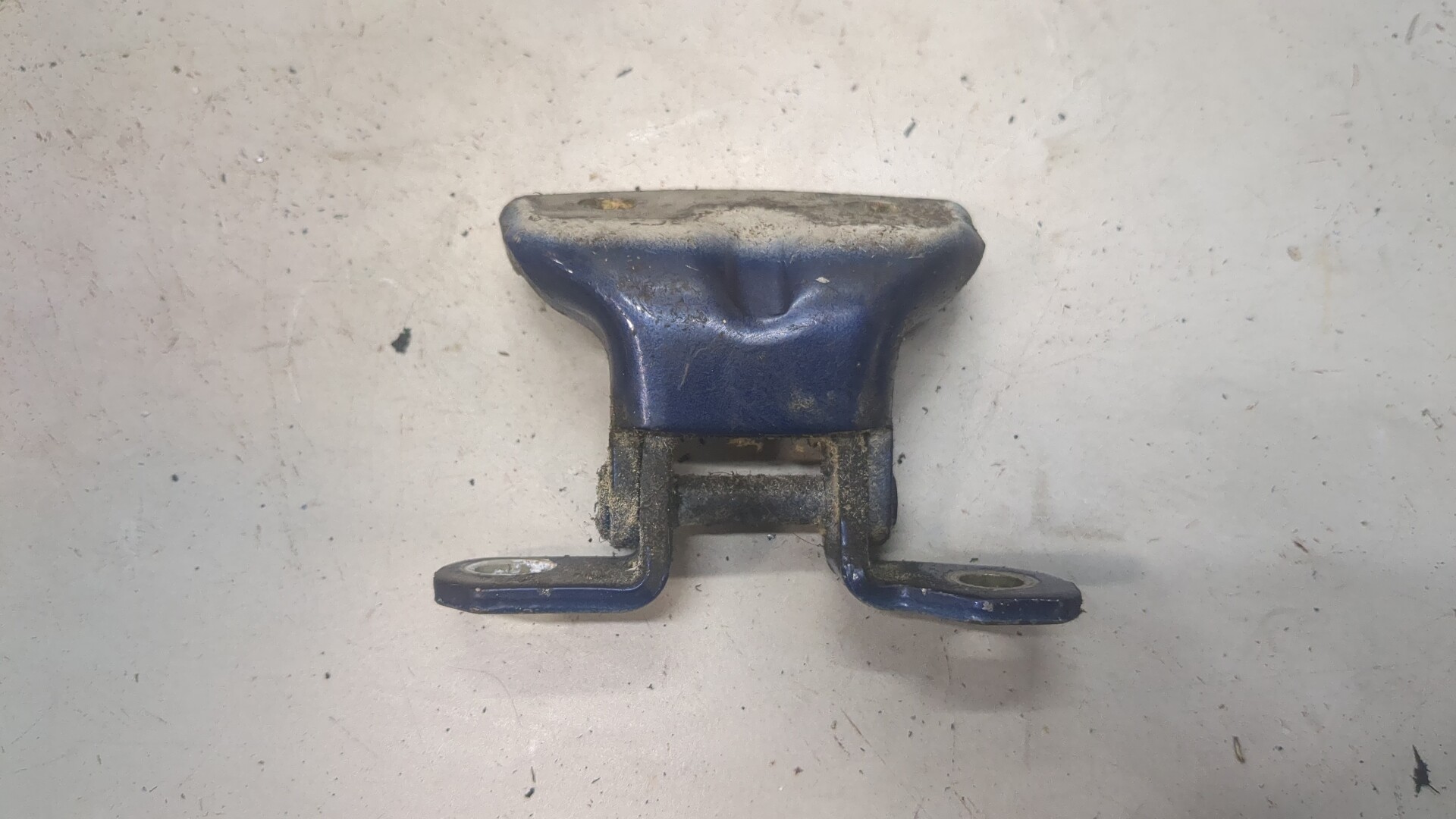 Петля двери