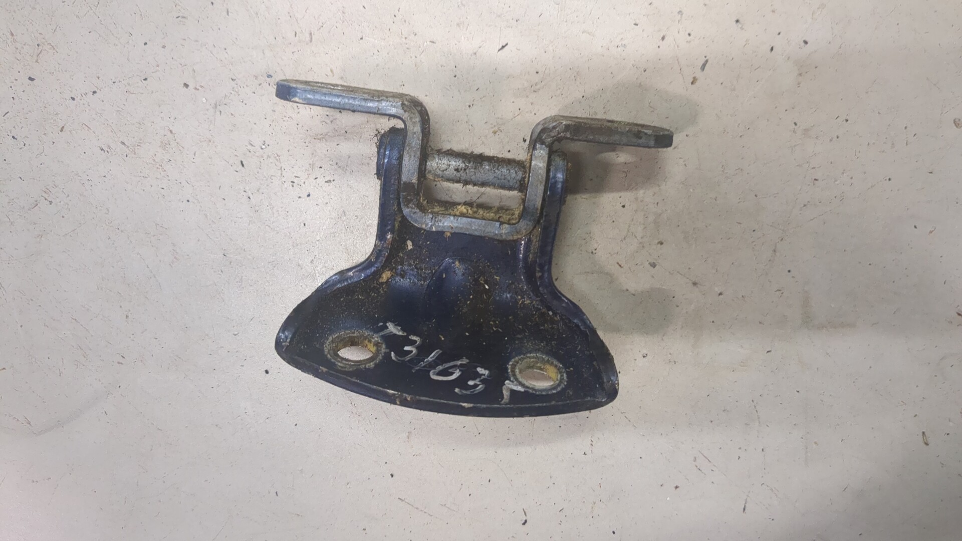 Петля двери