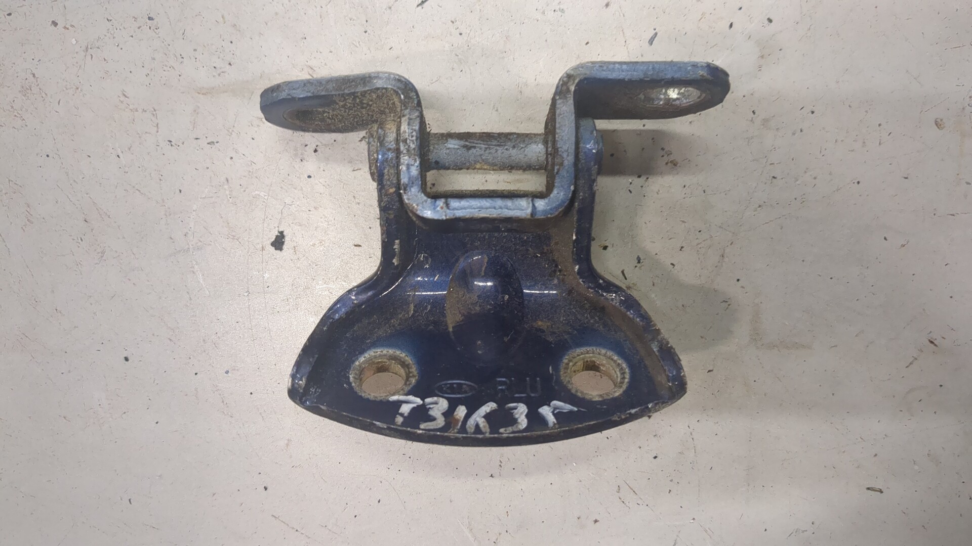 Петля двери