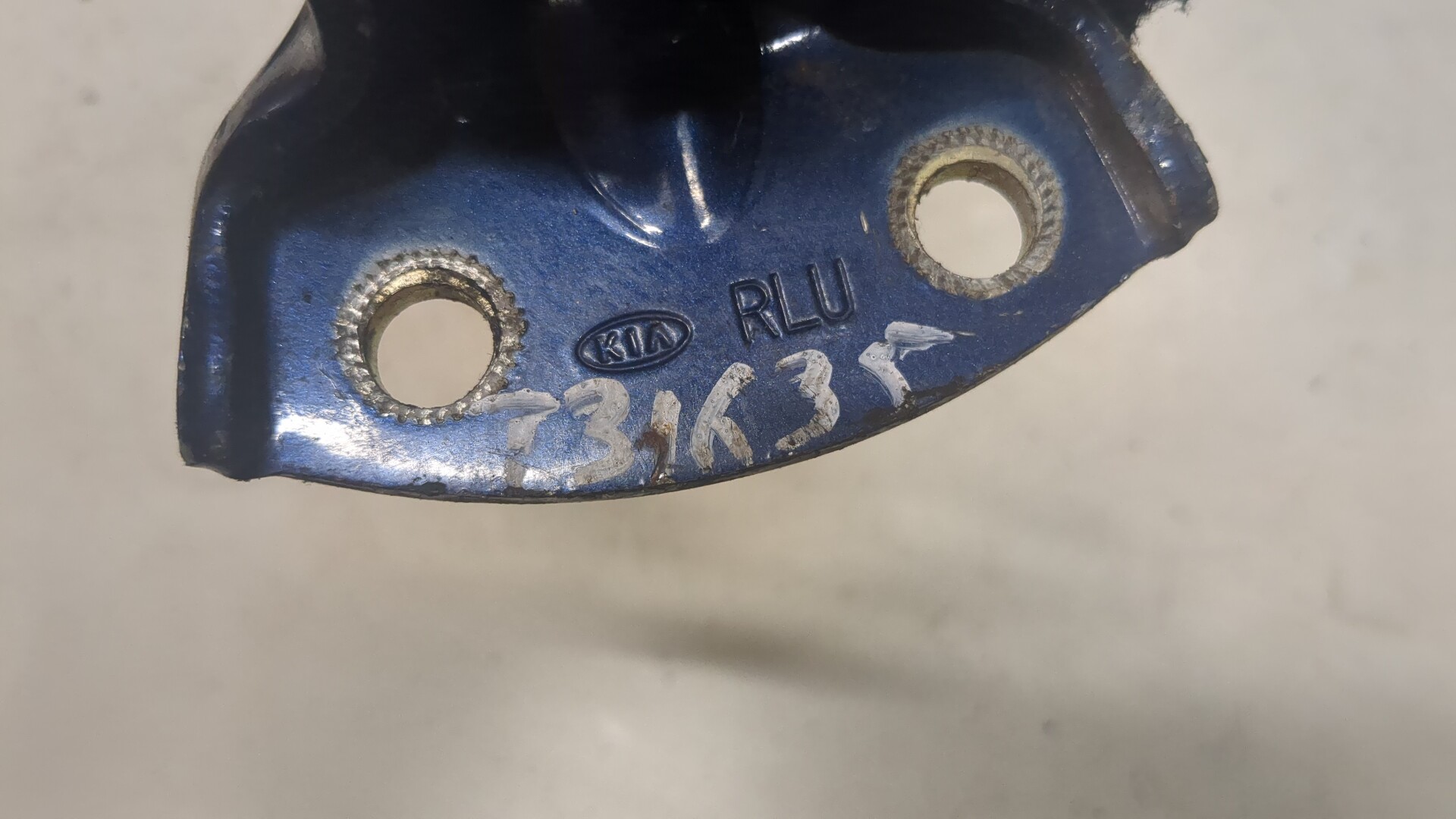 Петля двери