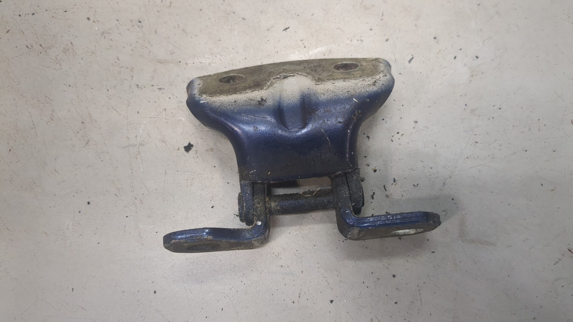 Петля двери