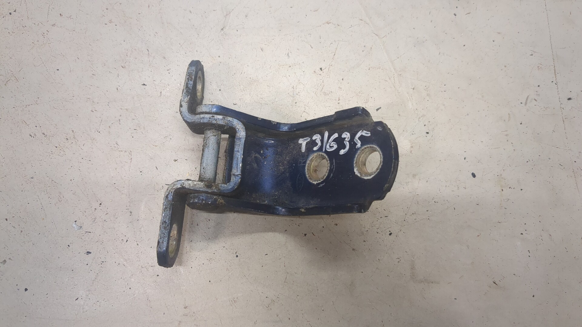 Петля двери