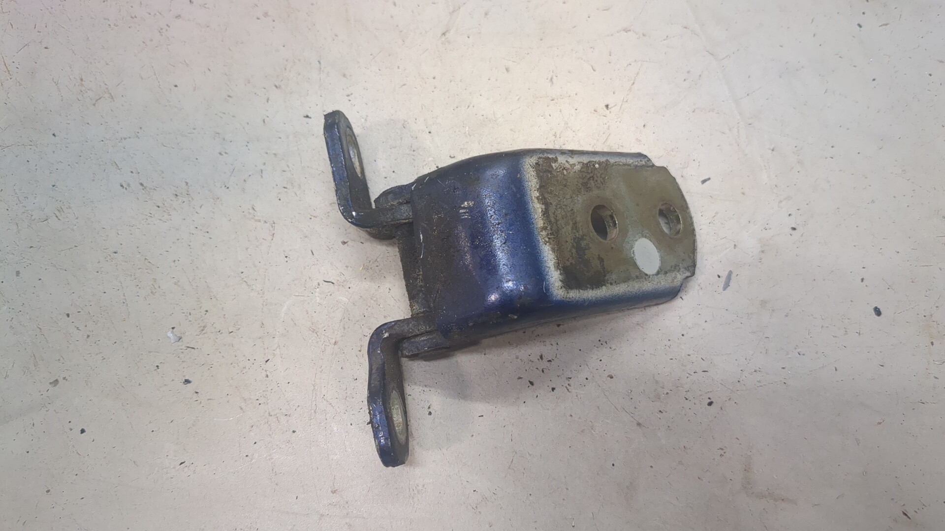 Петля двери