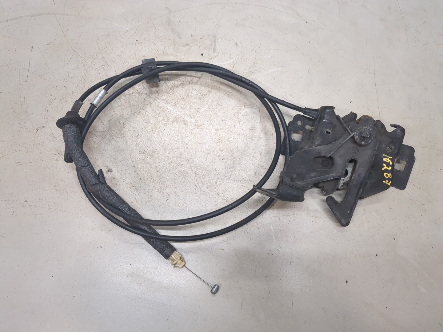 Замок капота