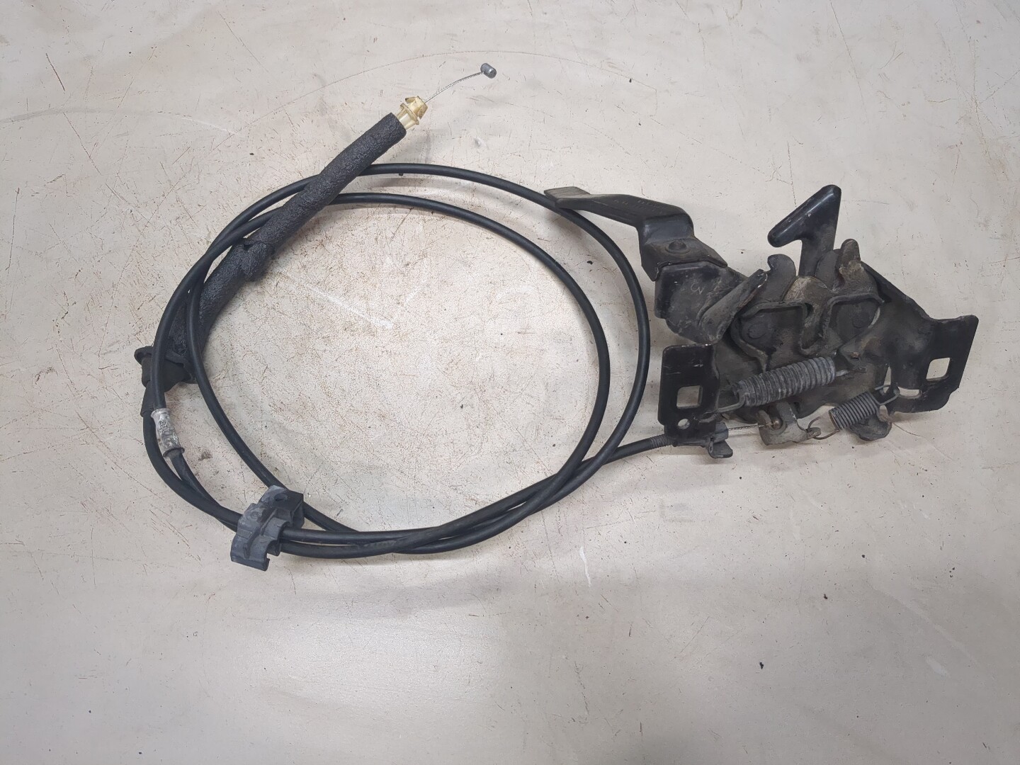 Замок капота