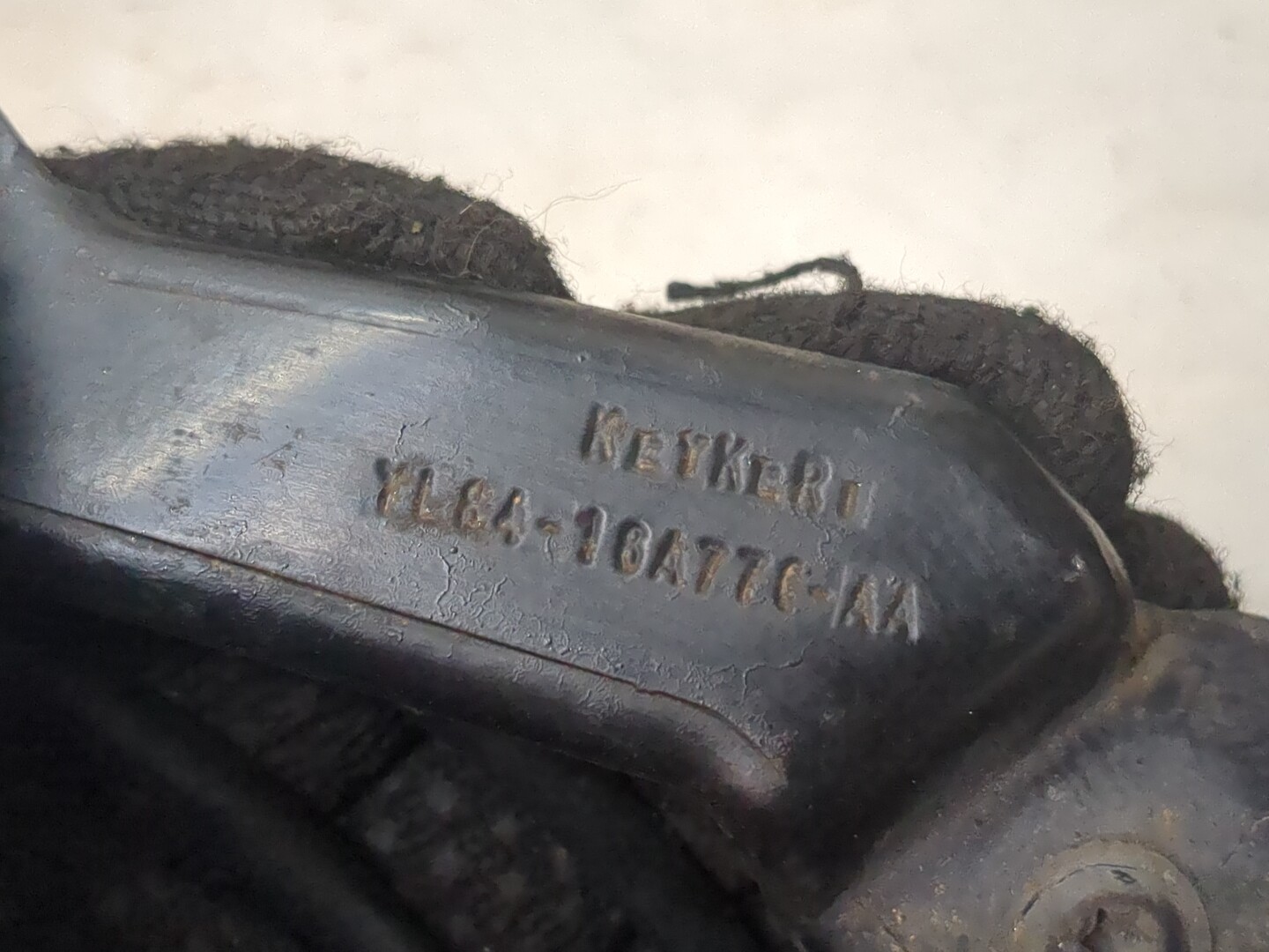 Замок капота