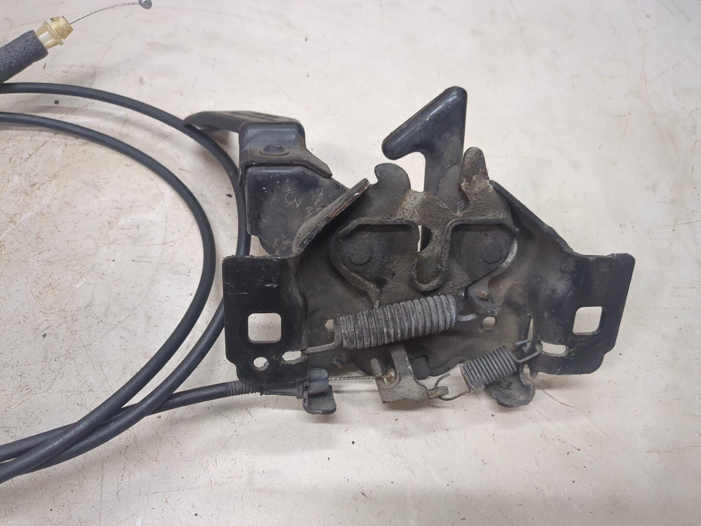 Замок капота