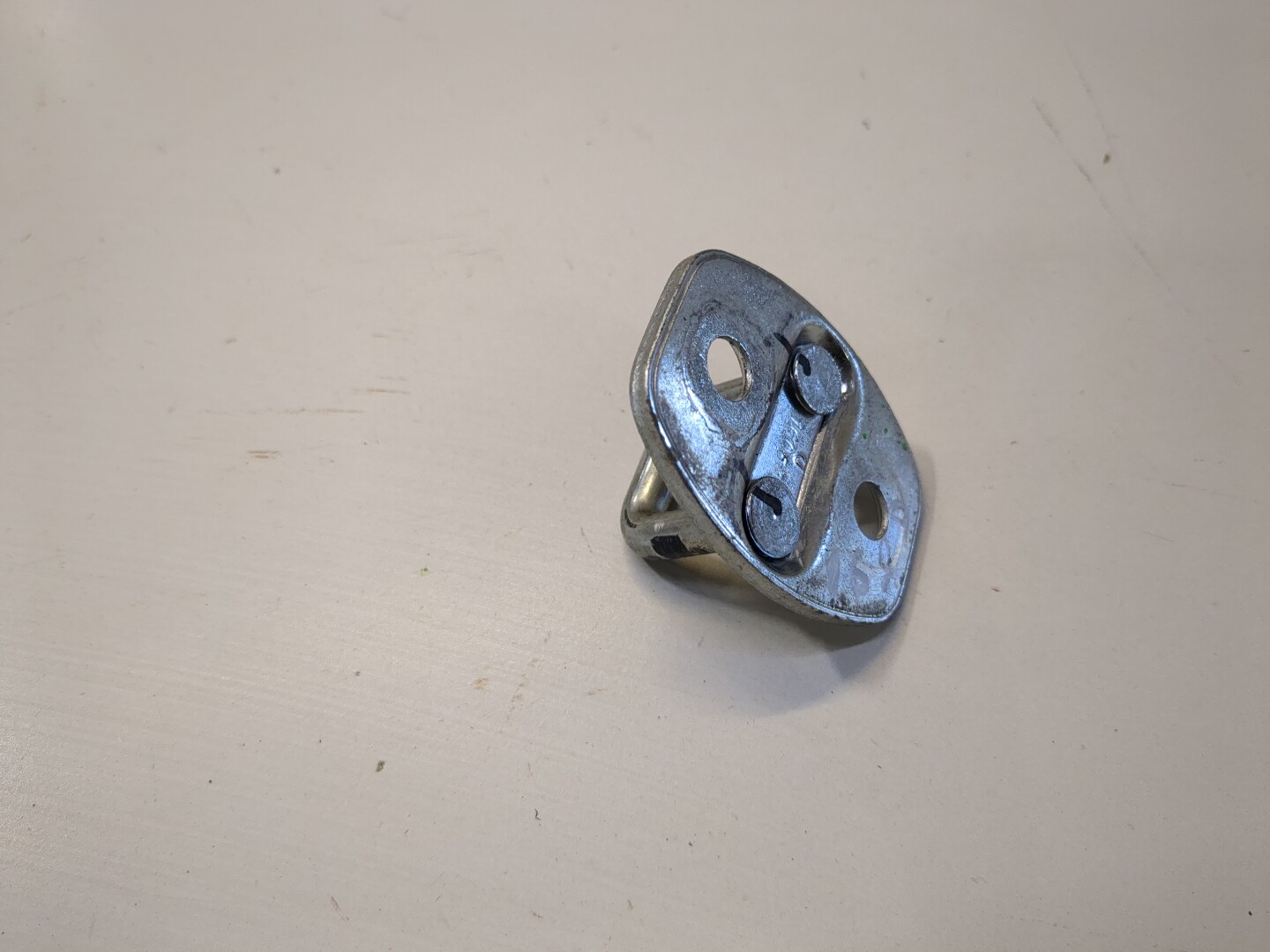 Петля двери передней