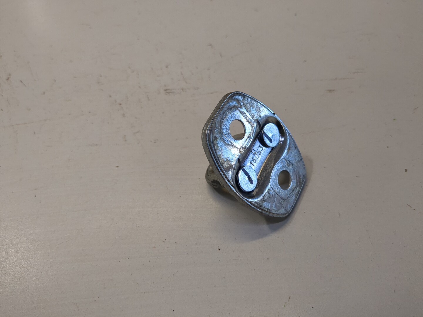 Петля двери передней