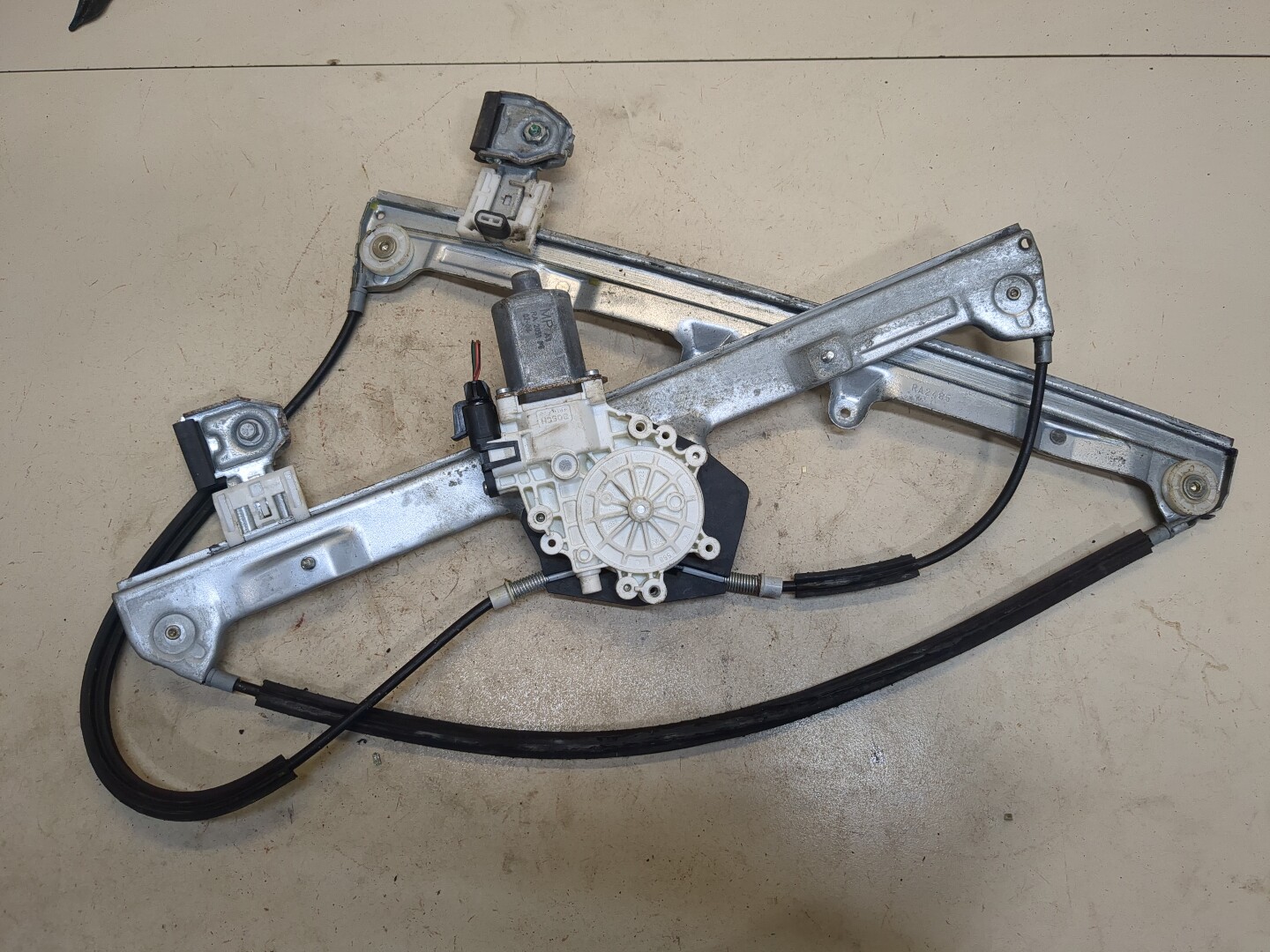 Стеклоподъемник электр. передний левый