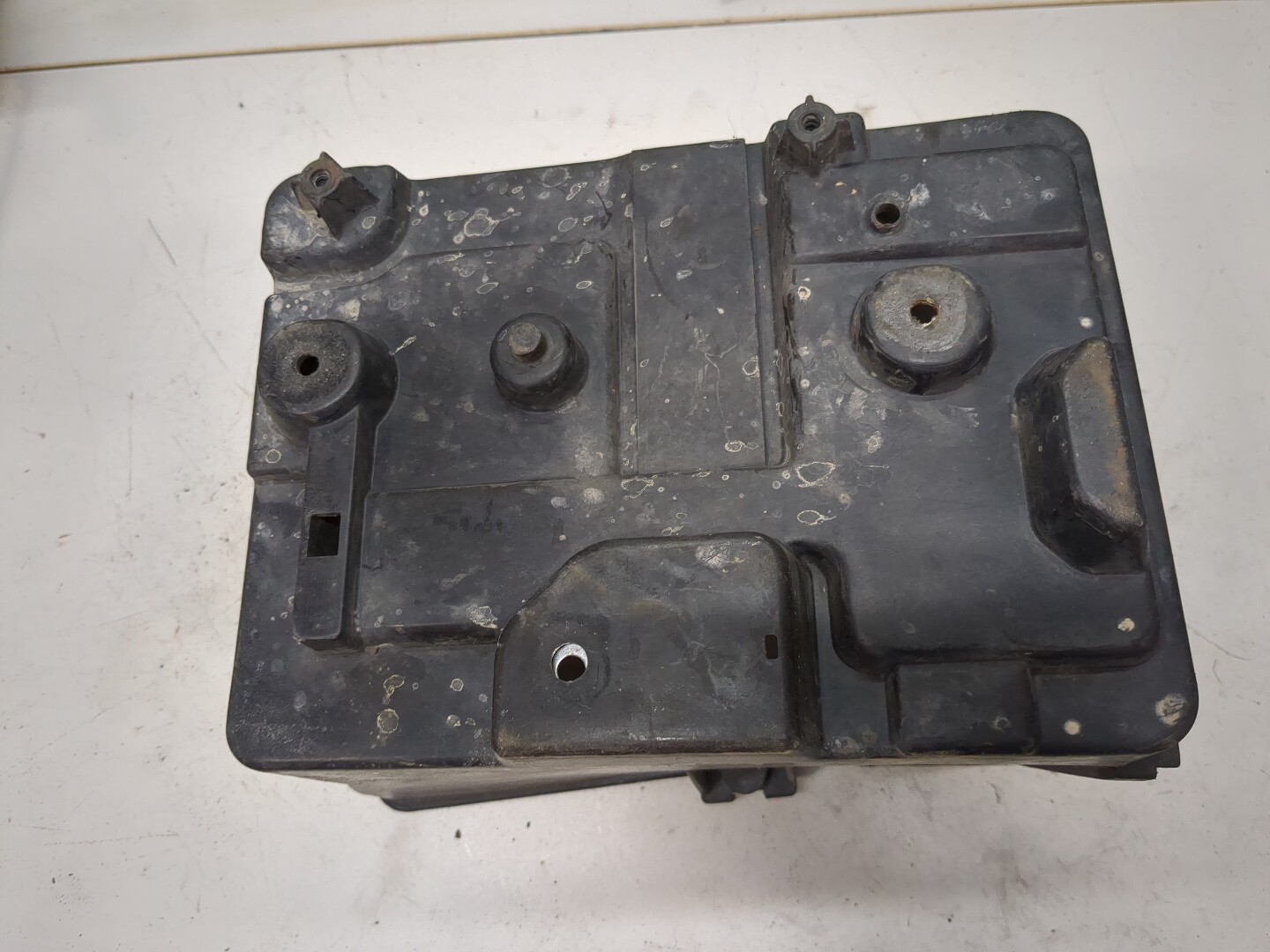 Площадка под аккумулятор (АКБ)